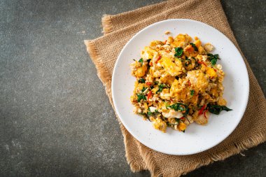 Tayland fesleğeni ve biberli sahanda yumurta Asya usulü.