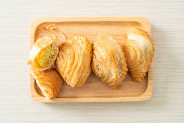 Körili puf böreği. Tahta tabakta doldurulmuş fasulye.