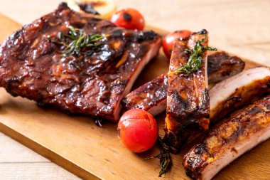 Izgara ve ızgara domuz pirzolası.