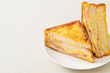 Beyaz tabakta ev yapımı jambonlu peynir.