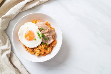 Kore usulü kızarmış yumurta ve domuz etli kimchi pilavı.