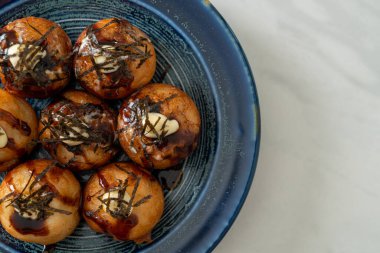 Takoyaki köftesi ya da ahtapot köftesi - Japon yemeği tarzı.