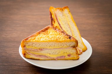 Beyaz tabakta ev yapımı jambonlu peynir.