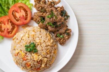 Kızarmış pilav ve ızgara domuz. Asya usulü.