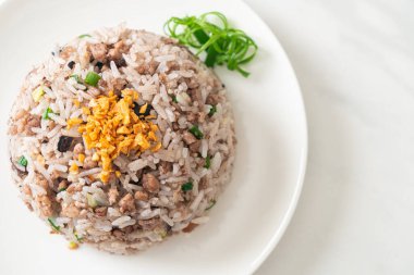 Çin usulü siyah zeytinli kıymalı pilav - Asya usulü.