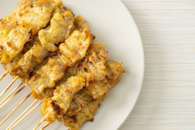 Fıstık soslu domuz eti turşusu salatalık dilimleri ve sirkeli soğan Asya yemeği tarzı.