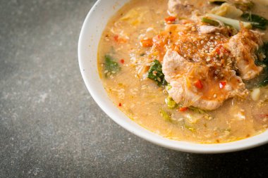 Tayland usulü domuz etli Sukiyaki Çorbası ya da sukiyaki çorbası içinde domuz ve sebzeli haşlanmış vermicelli Asya yemeği.