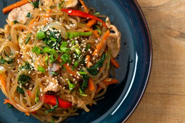 Japchae ya da karışık Kore vermicelli erişte sebzeli ve üzerine beyaz susamlı domuz eti - Kore geleneksel yemek tarzı