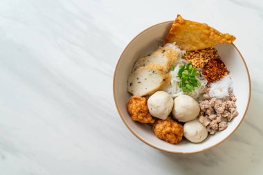 Balık köfteli ve karides köfteli baharatlı pirinç eriştesi. Asya usulü.