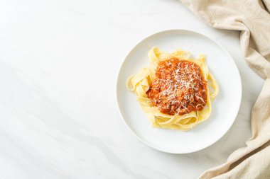 İtalyan usulü parmesan peynirli domuz bolonez fettucine makarna.