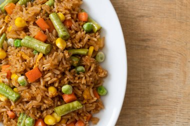 Yeşil bezelyeli kızarmış pirinç, havuç ve mısır - vejetaryen ve sağlıklı gıda tarzı