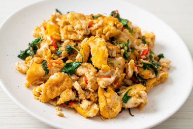 Tayland fesleğeni ve biberli sahanda yumurta Asya usulü.