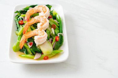 Karidesli baharatlı Çin Kale Salatası - Asya usulü