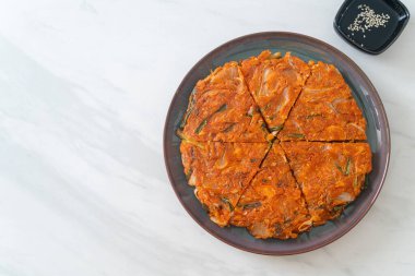 Kore kimçili krep ya da Kimçijeon - Kızarmış yumurta, kimçi ve un - Kore yemeği tarzı