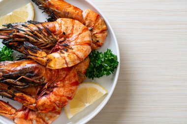 Izgara kaplan karidesi ya da limonlu karides.