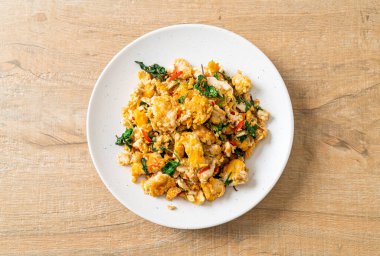 Tayland fesleğeni ve biberli sahanda yumurta Asya usulü.