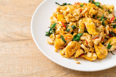 Tayland fesleğeni ve biberli sahanda yumurta Asya usulü.