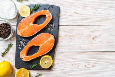 İçinde malzeme olan taze çiğ somon filetosu bifteği.