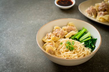 Kurutulmuş yumurtalı erişte ile domuz çorbası ya da Asya usulü domuz etli börek.