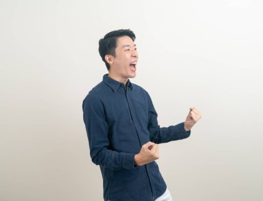 Beyaz arka planda başarılı bir Asyalı genç adam