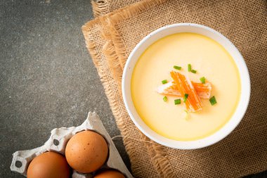 Yengeç sopasıyla haşlanmış yumurta ve taze soğan.
