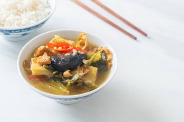 haşlanmış lahana turşusu ve acı kabak çorbası - Asya ve vegan ve vejetaryen yemek tarzı