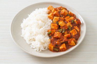 Mapo Tofu - Geleneksel Sichuan yemeği ipek tofu ve kıyma, acı biber yağı ve Sichuan biberleri ile doldurulmuş mala tadında - Asya yemek tarzı