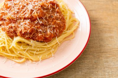 Parmesan peynirli domuz bolonez spagettisi - İtalyan yemeği tarzı.