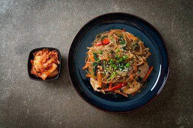 Japchae ya da karışık Kore vermicelli erişte sebzeli ve üzerine beyaz susamlı domuz eti - Kore geleneksel yemek tarzı