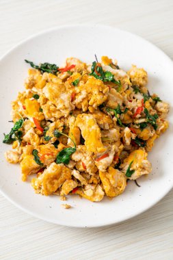 Tayland fesleğeni ve biberli sahanda yumurta Asya usulü.