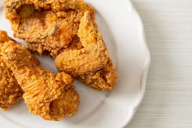 Tabakta ketçaplı kızarmış tavuk, sağlıksız yemek.