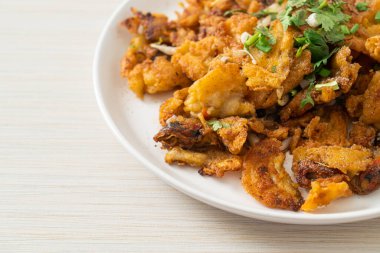 Yumurtalı kızarmış midye krepi - Tayland sokak yemeği tarzı