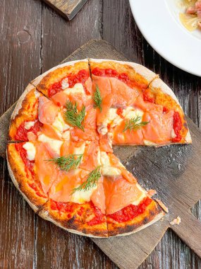 Ahşap tepside füme somon pizzası