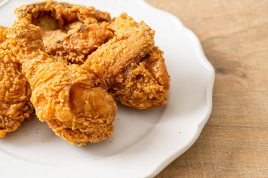 Tabakta ketçaplı kızarmış tavuk, sağlıksız yemek.