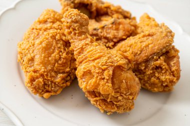 Tabakta ketçaplı kızarmış tavuk, sağlıksız yemek.