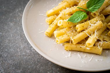 Pesto rigatoni peynirli makarna İtalyan yemeği ve vejetaryen yemeği.