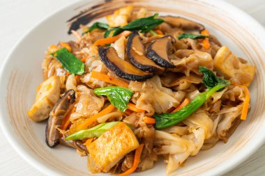 Tofu ve sebzeli kızarmış şehriye. Vejetaryen ve vejetaryen yemek tarzı.