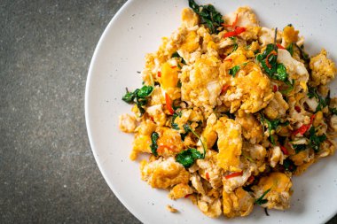 Tayland fesleğeni ve biberli sahanda yumurta Asya usulü.