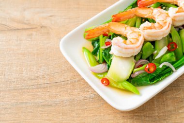 Karidesli baharatlı Çin Kale Salatası - Asya usulü