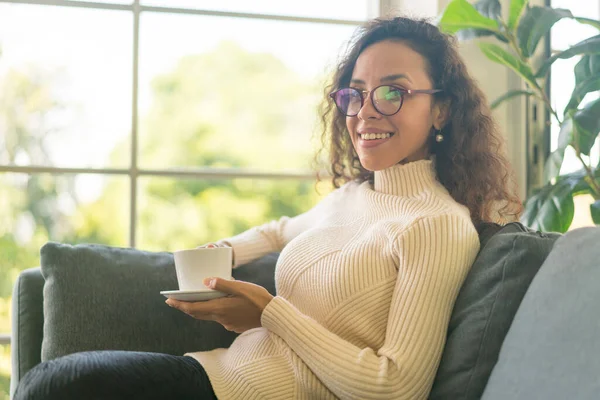 Mujer Latina Bebiendo Café Sofá Casa Filtro Efecto Vintage — Foto de Stock