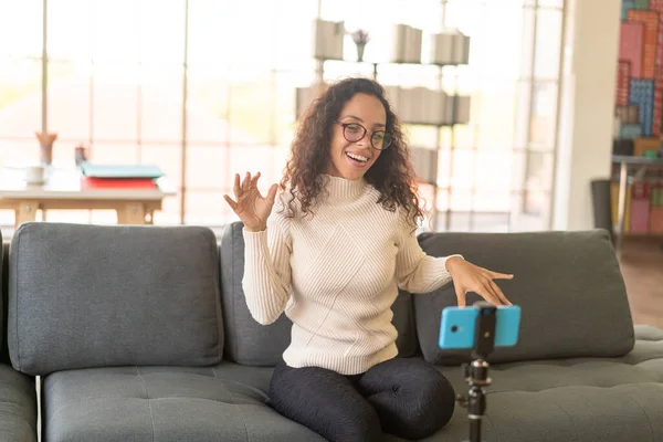 Mujer Latina Influencer Filmando Vídeo Hablando Con Cámara Para Blog — Foto de Stock