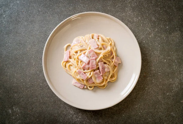 Domowe Spaghetti Biały Sos Kremowy Szynką Włoski Styl Żywności — Zdjęcie stockowe