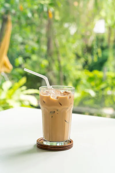 Mrożona Kawa Latte Szklanka Stole Kawiarni — Zdjęcie stockowe