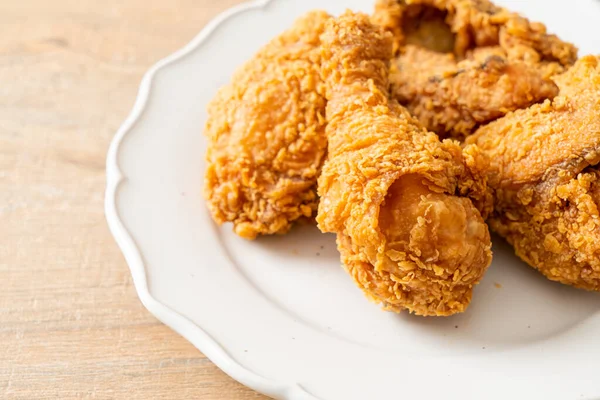 Tabakta ketçaplı kızarmış tavuk, sağlıksız yemek.