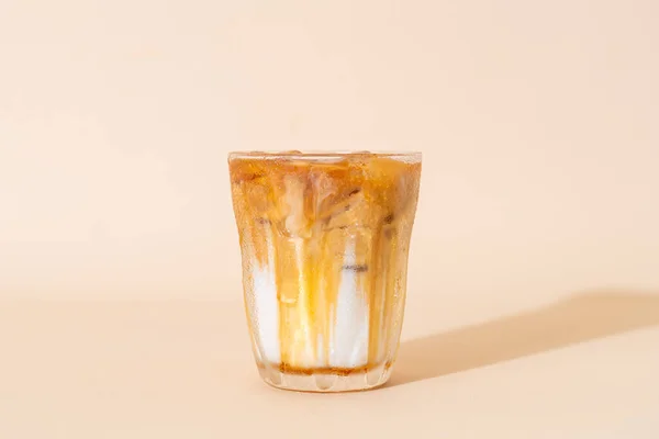 Café Helado Caramelo Macchiato Vidrio —  Fotos de Stock