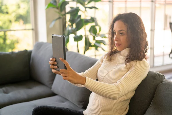 Mujer Latina Cara Cara Videoconferencia Tablet Con Sensación Felicidad — Foto de Stock