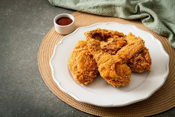 Gebratenes Huhn Mit Ketchup Auf Dem Teller Ungesunde Lebensmittel — Stockfoto