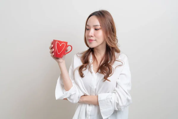Beyaz Arka Planda Kahve Fincanı Kupa Tutan Güzel Asyalı Kadın — Stok fotoğraf