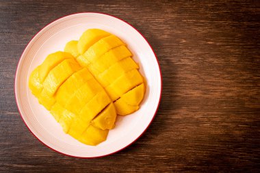 Tabakta dilimlenmiş taze ve altın mango