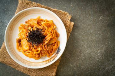 Kore usulü kimchi ve domuz etli kızarmış udon eriştesi.